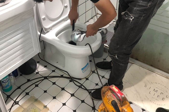 侨乡街道开发区疏通下水道