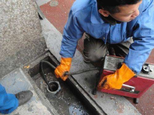 侨乡街道开发区疏通下水道