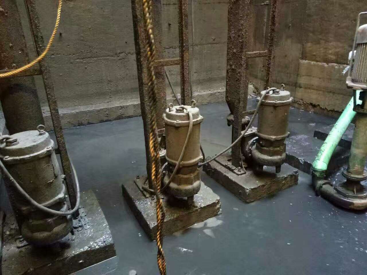 侨乡街道开发区污水池清理