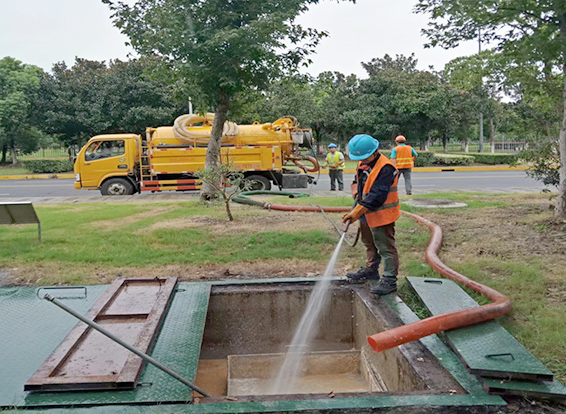 侨乡街道开发区化油池清理