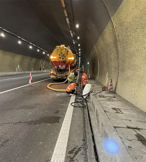 侨乡街道开发区隧道排水渠清淤